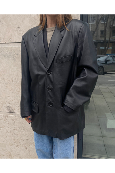 Мужской кожаный пиджак с объемными  плечами