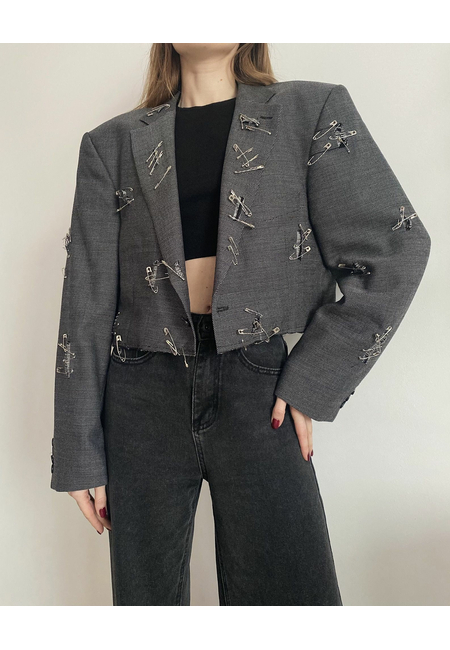 Крутой апсайкл-пиджак с дырками и булавками