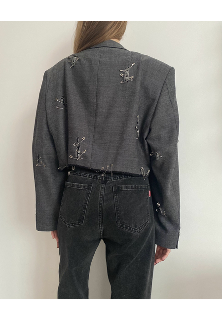 Крутой апсайкл-пиджак с дырками и булавками