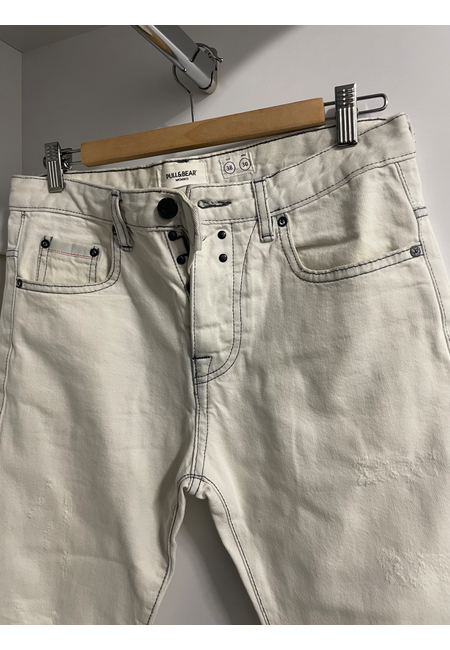 Белые джинсы Pull & Bear