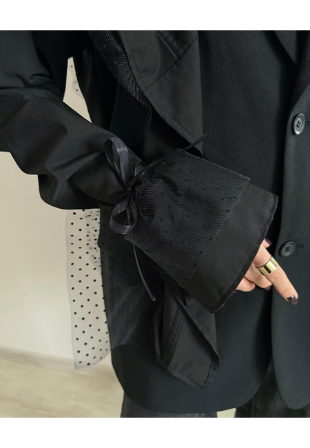 Апсайкл-пилжак с рукавом от рубашки и воланами